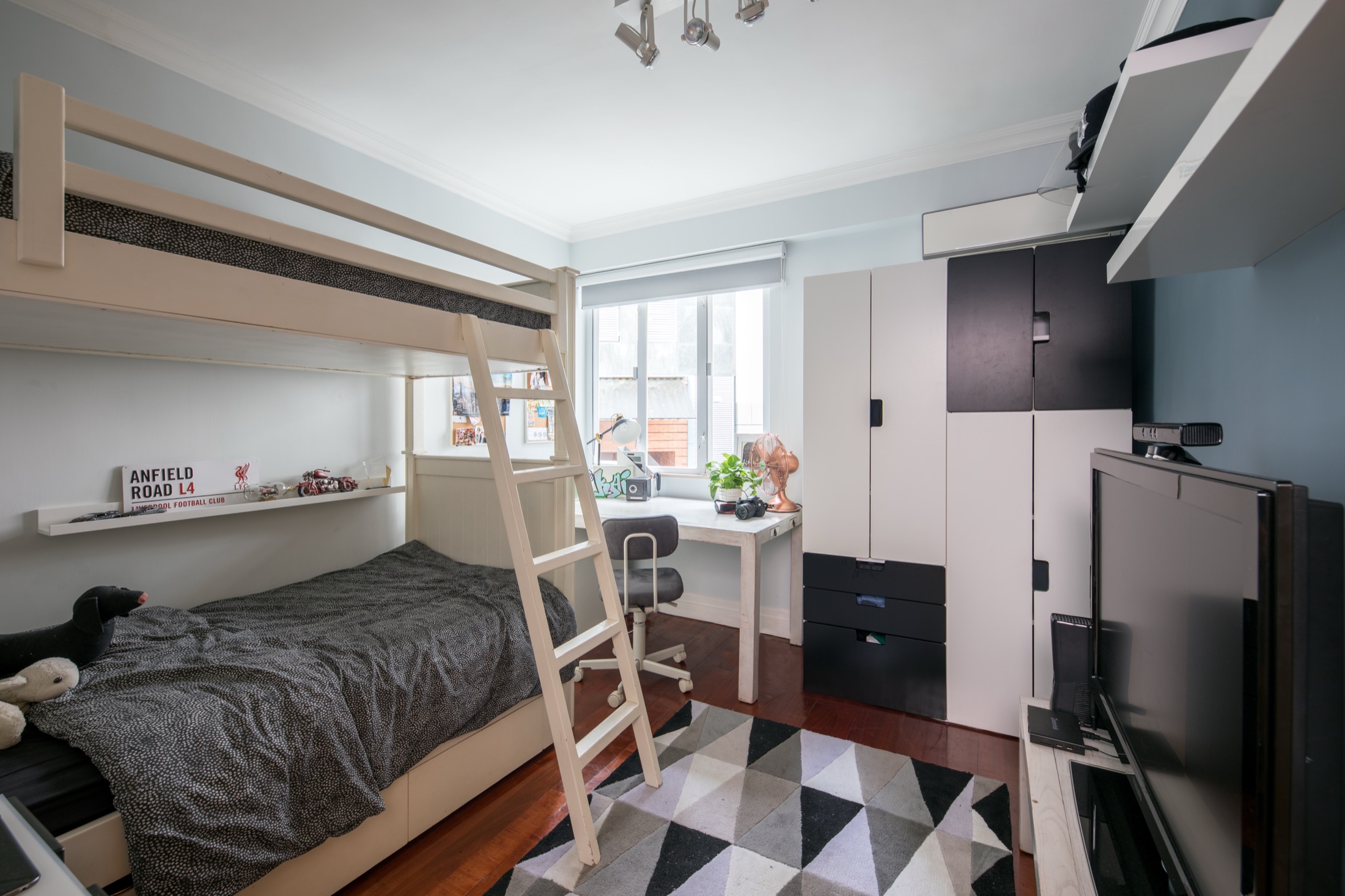 Interior photograph 5 from the Two Girls and a Boy residence